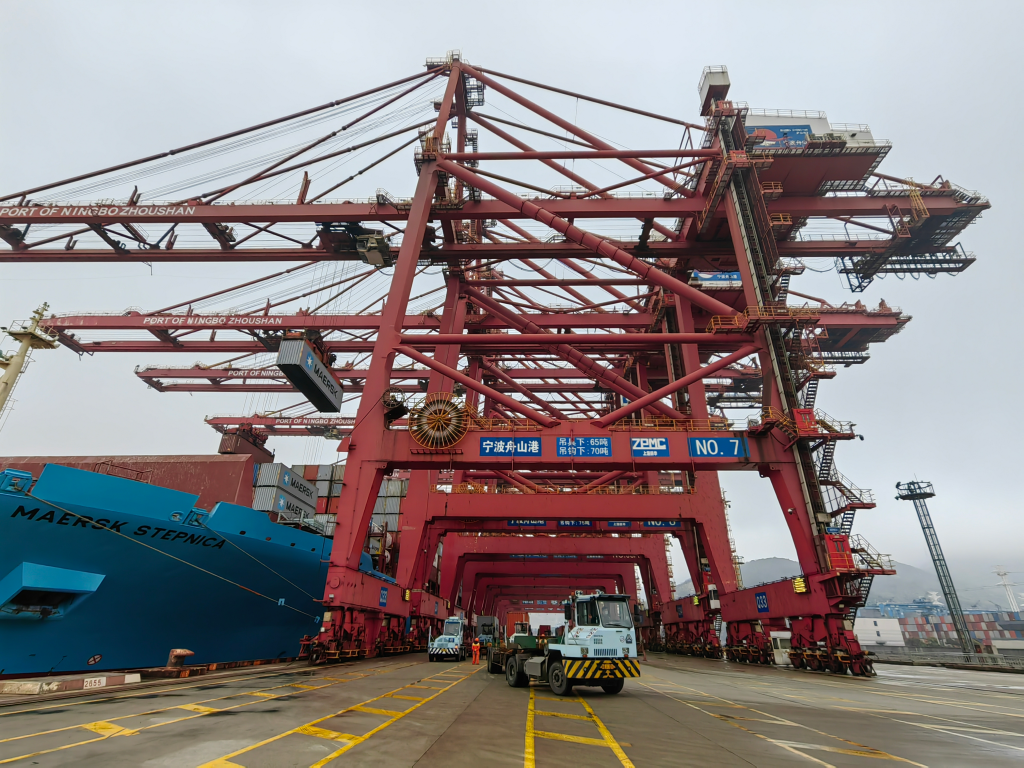 图为3月22日拍摄的宁波舟山港穿山港区集装箱码头.新华社记者袁野 摄