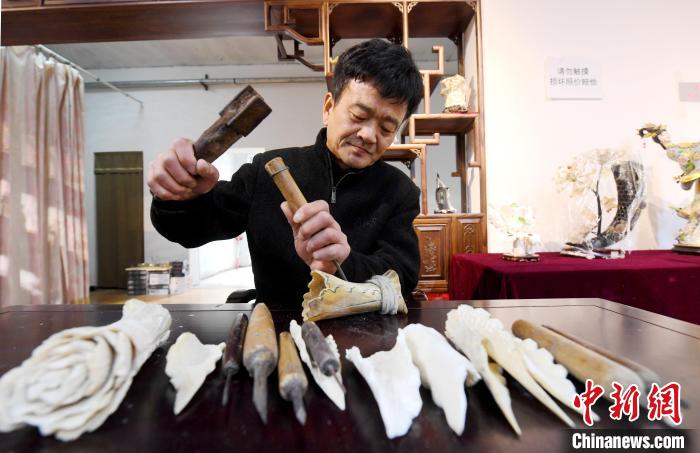 河北饒陽骨雕藝人十餘道工序製作骨雕 產品遠銷海內外 - 新浪香港
