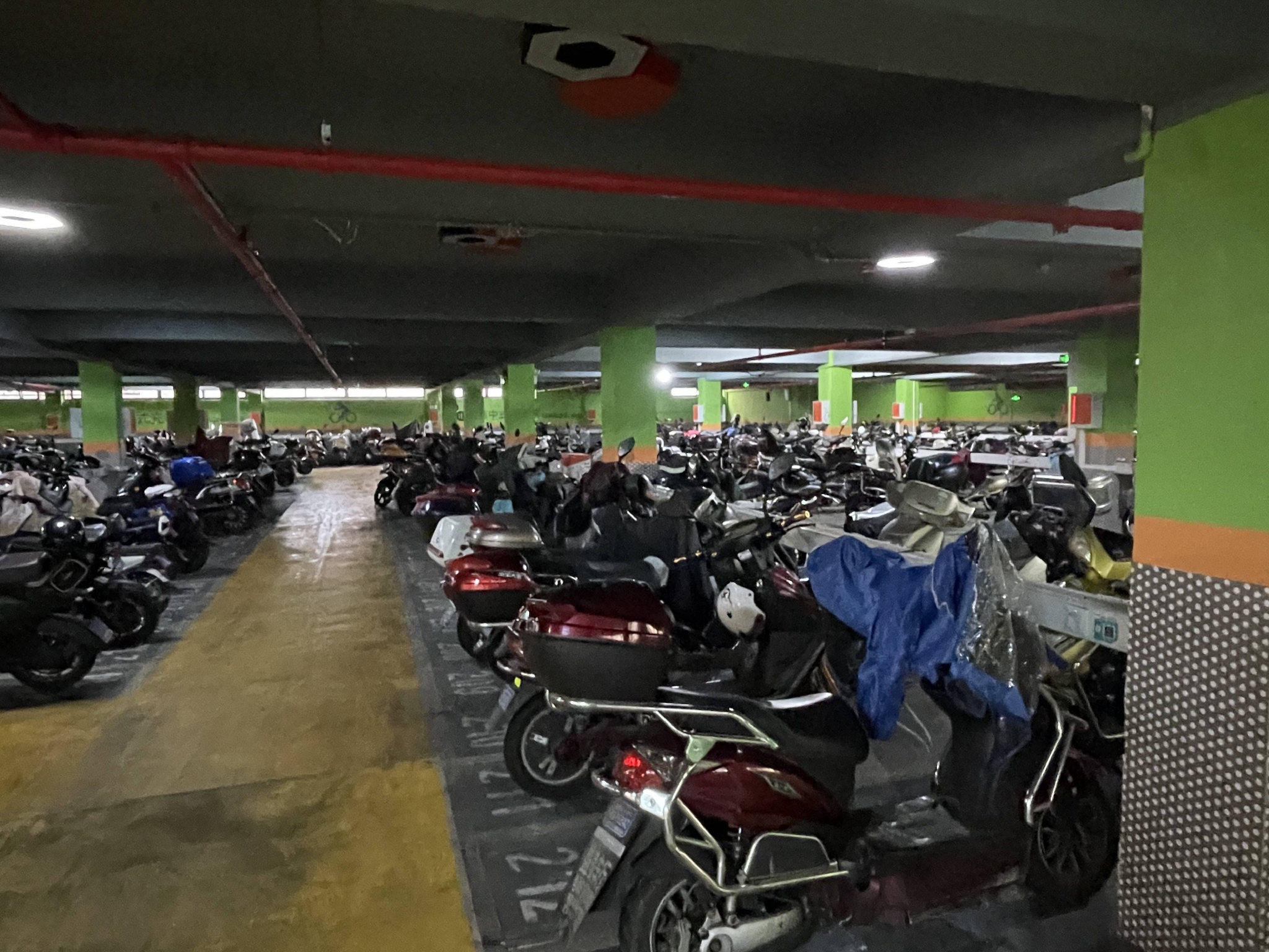 丁香园小区的非机动车地下车库.丁香园小区的非机动车停车棚.