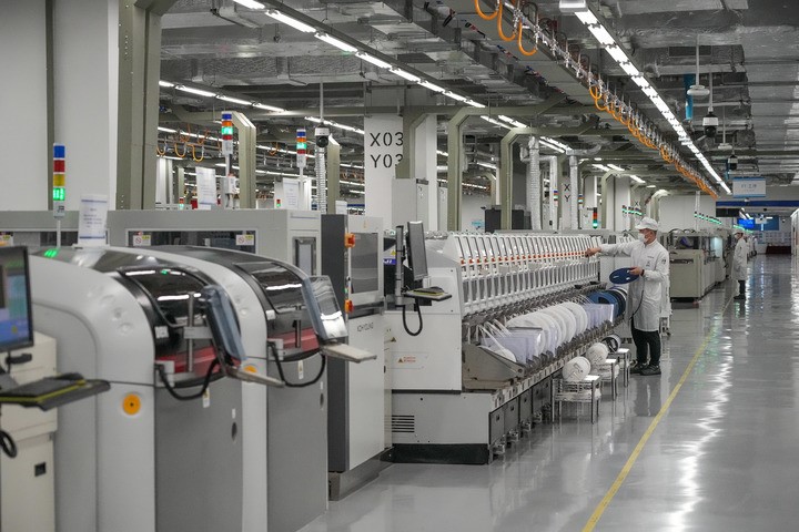 在位于深圳坪山的荣耀智能制造产业园"空中厂房"荣耀手机生产线上工作