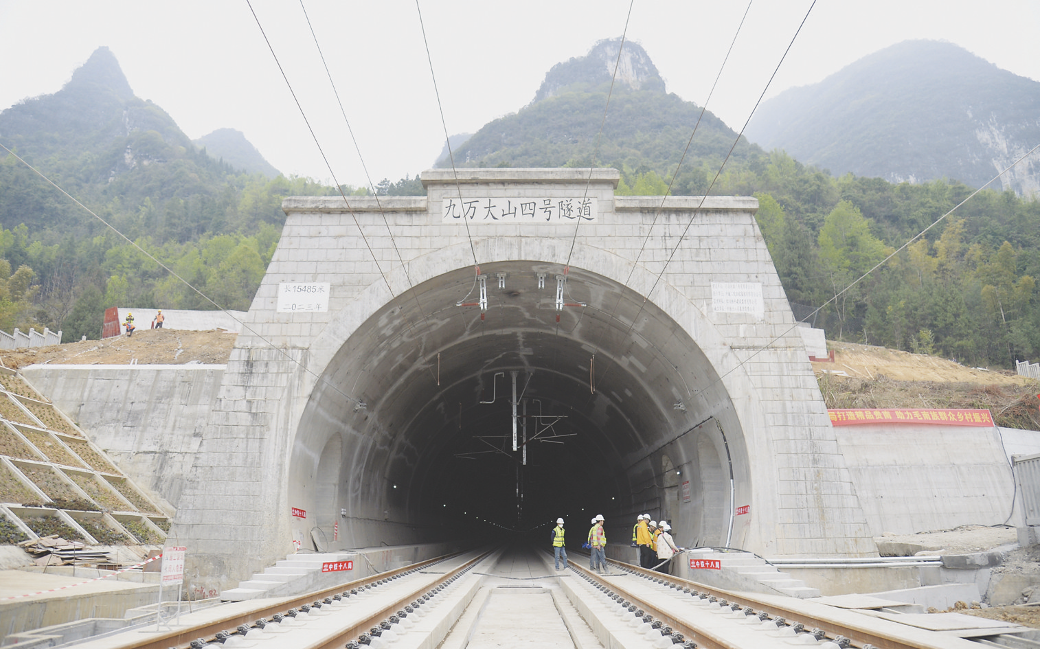 &nbsp;&nbsp;&nbsp;&nbsp;72九万大山四号隧道是贵南高铁广西段最长