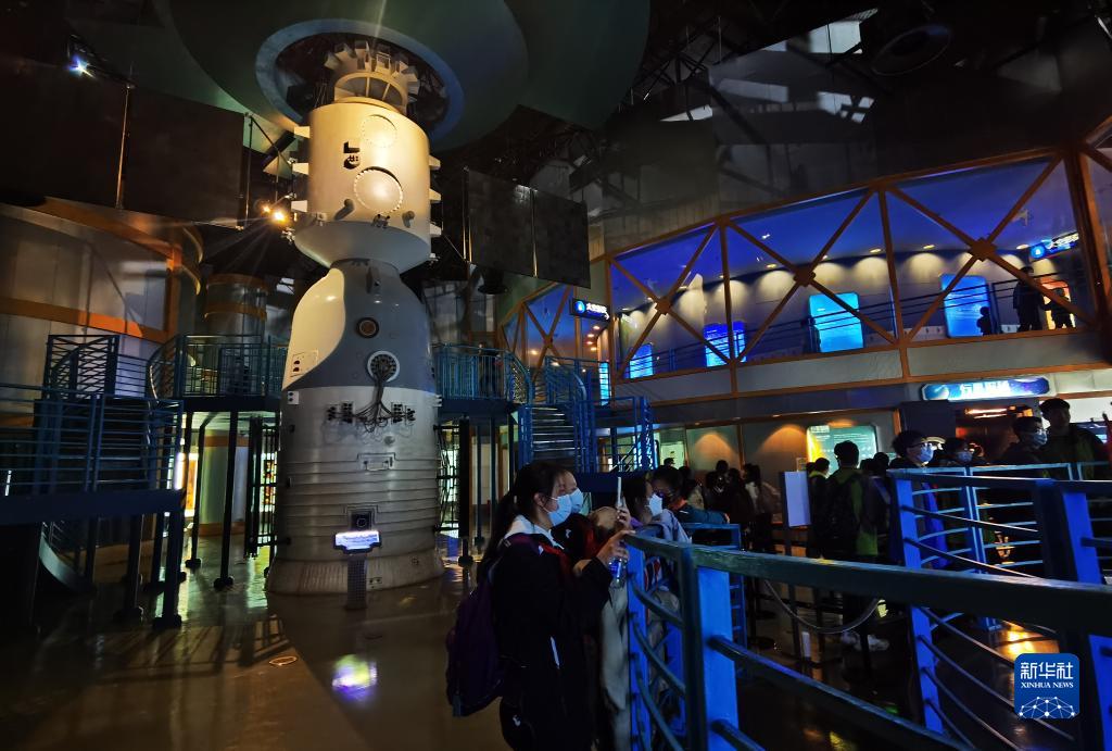 3月24日,青少年观众在上海科技馆内参观.新华社记者陈爱平 摄