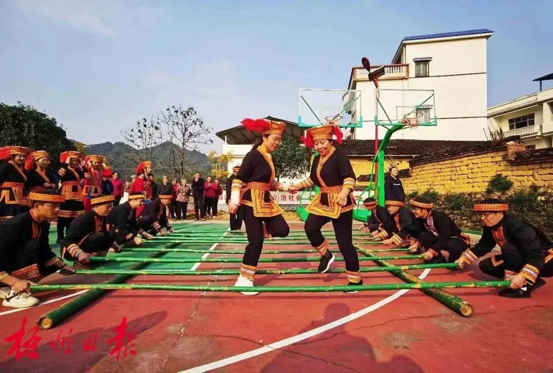 在蒙山县夏宜瑶族乡六海村木王坪组,瑶族村民正在欢快地跳竹竿舞.
