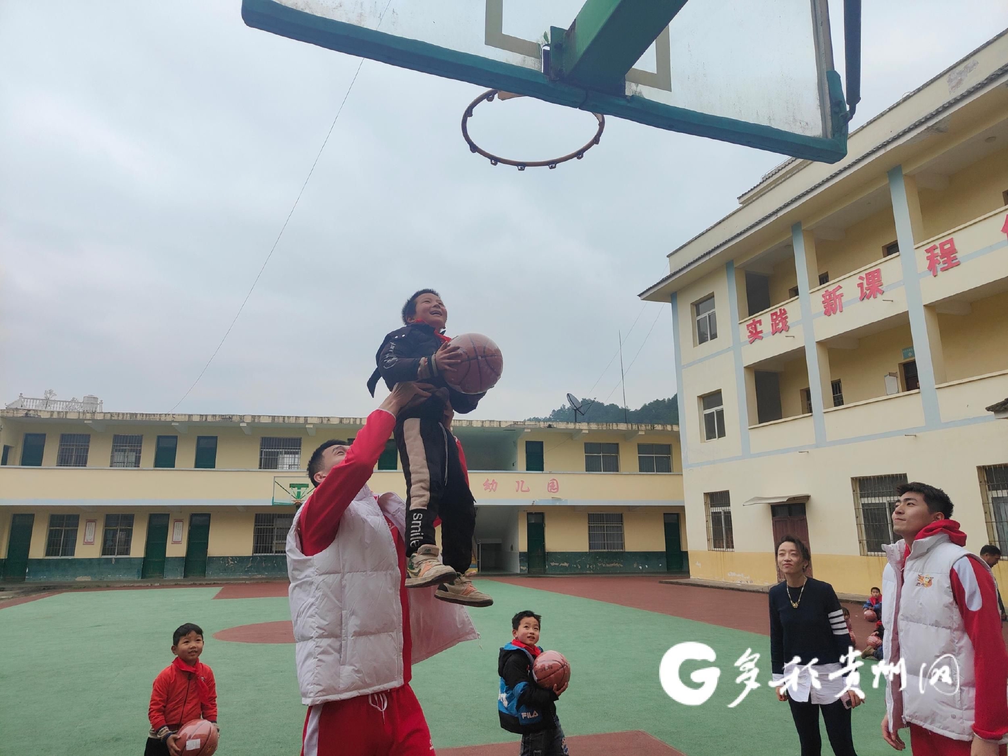 队员与学生互动