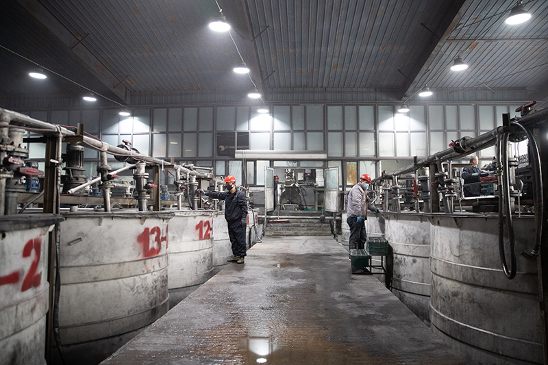 3月24日,在鸡西哈工碳基材料科技有限公司柔性石墨纸生产车间,工人在