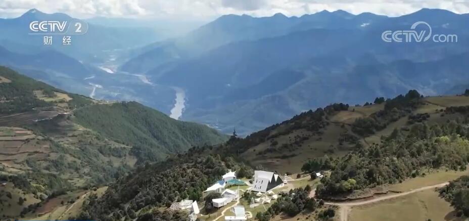 　　在迪庆香格里拉虎跳峡老药山景区，以藏在山间、设施现代等特色开发的半山酒店吸引了一批批的游客到这里徒步观光。