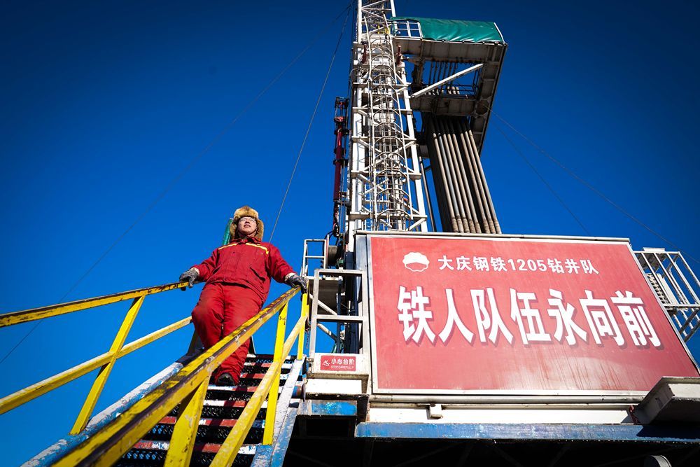大庆油田1205钻井队钻井工人在野外钻井平台作业。新华社记者 王松 摄