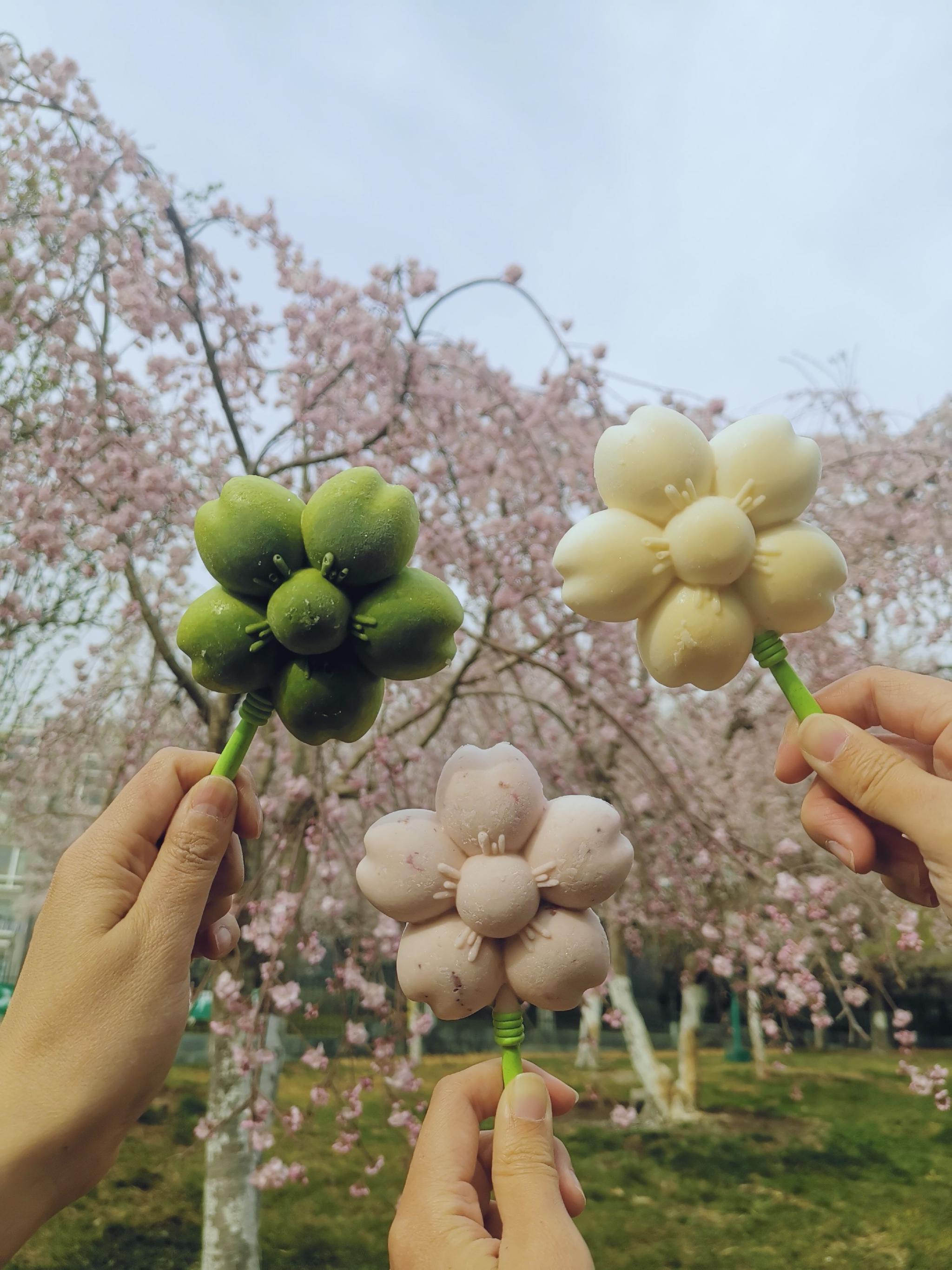 “樱花在开”软萌款的樱花造型鼓鼓的，很像棉花糖，可爱又有少女风。新京报记者 薛珺 摄