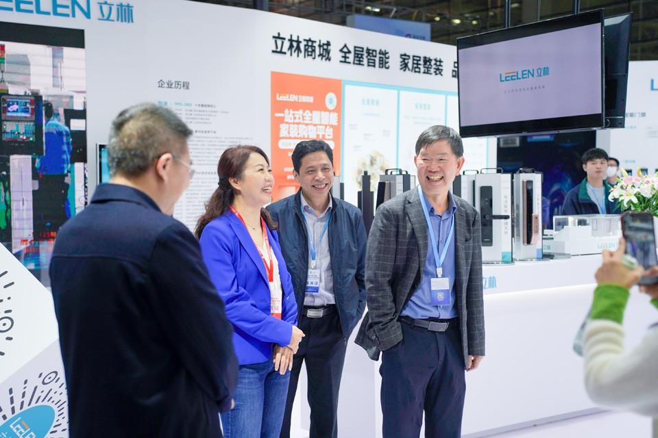　　立林集团董事长陈旭黎为观展领导介绍立林展区