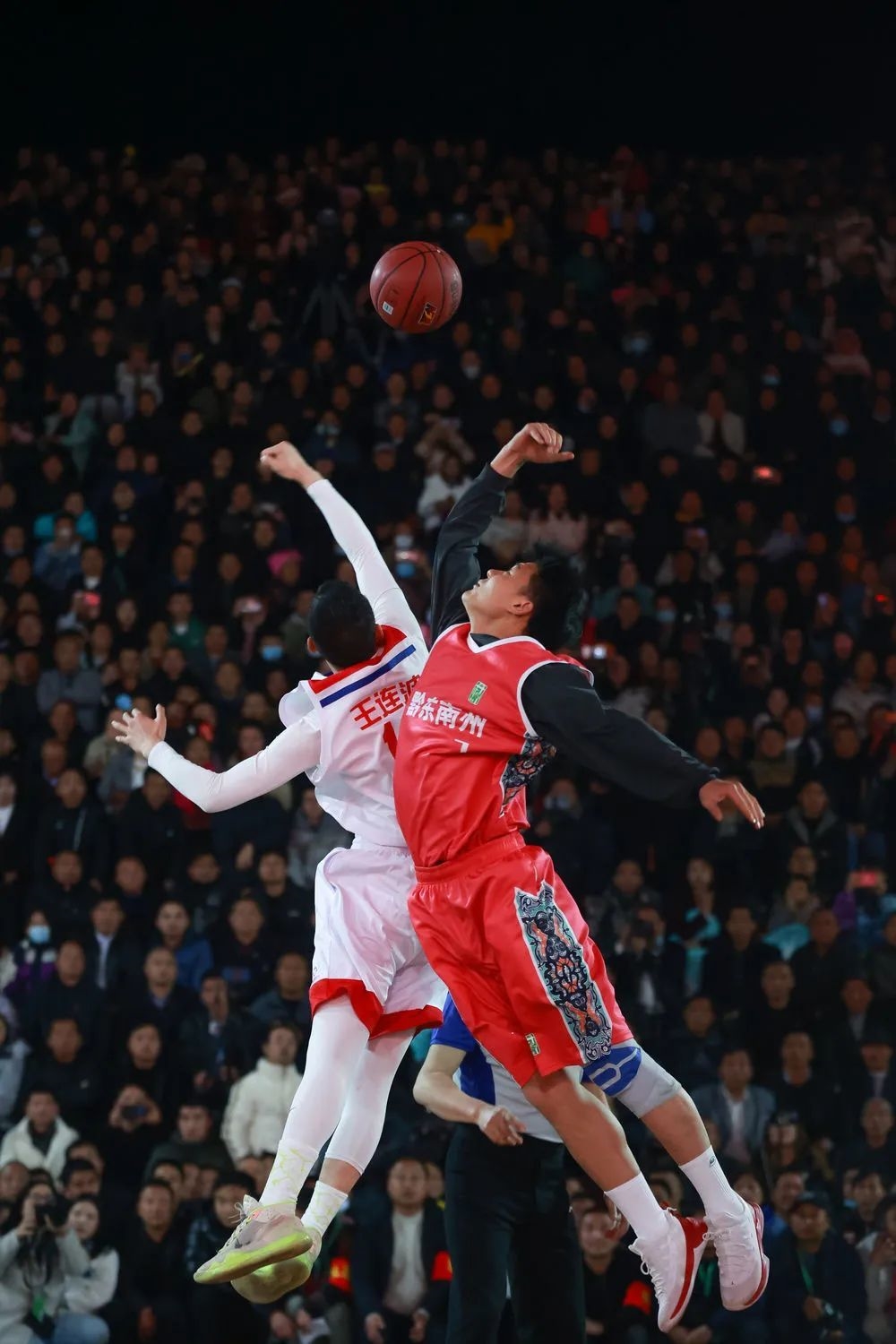 黔东南队球员解涛(右)和铜仁队球员王连波在比赛中跳球.