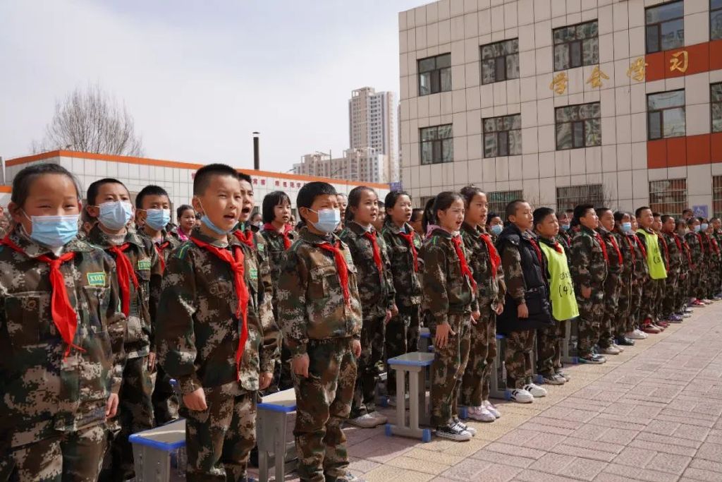 火箭军某部组织"八一爱民学校"揭牌仪式