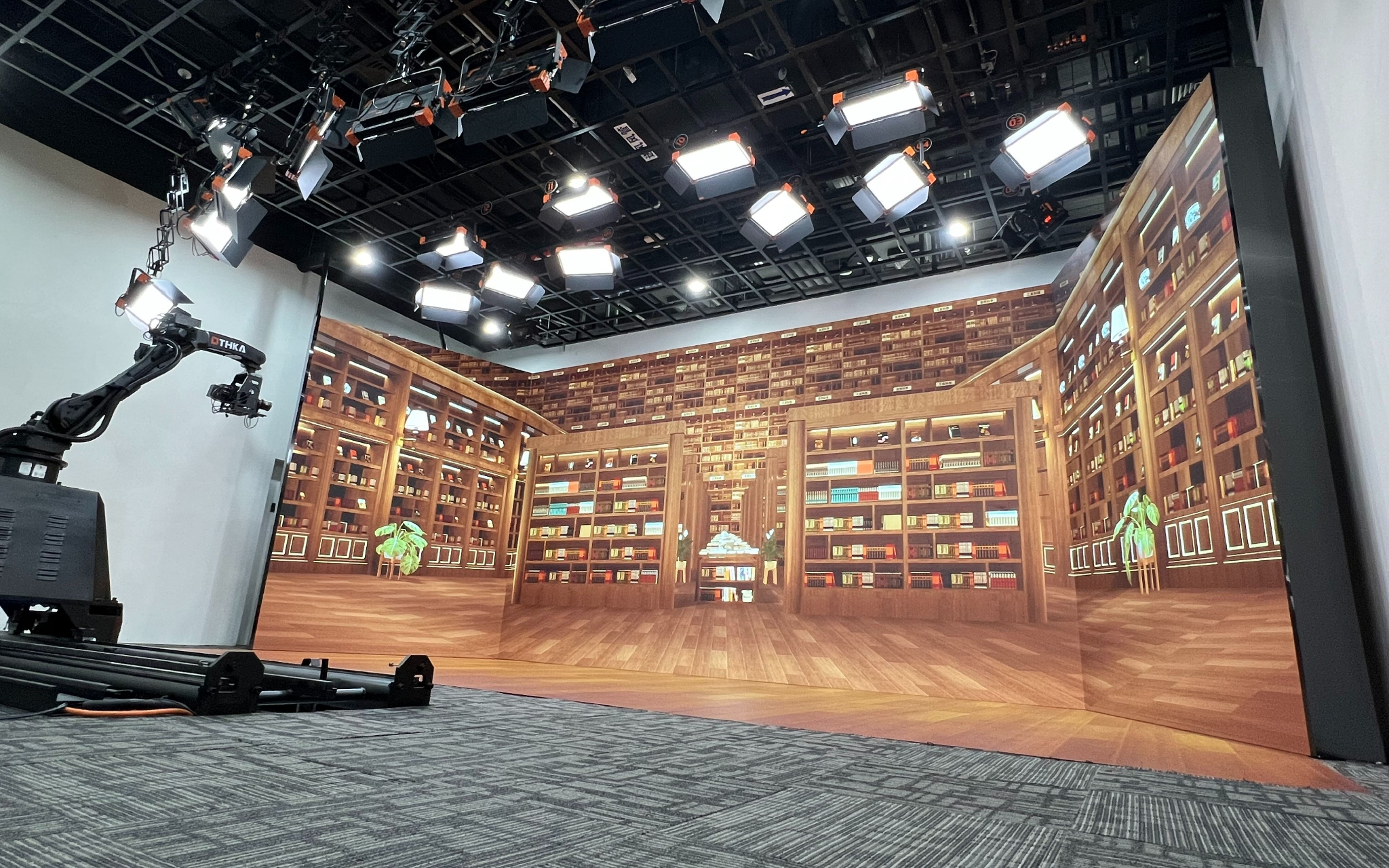 "1号演播厅"是一个四折环形空间.受访者供图