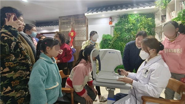 　　星辉眼科为现场社区居民义诊