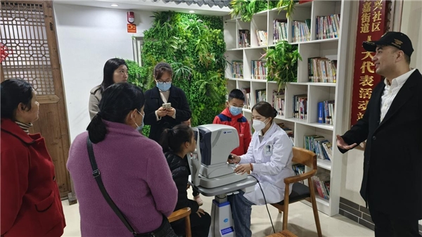 　　星辉眼科为现场社区居民义诊