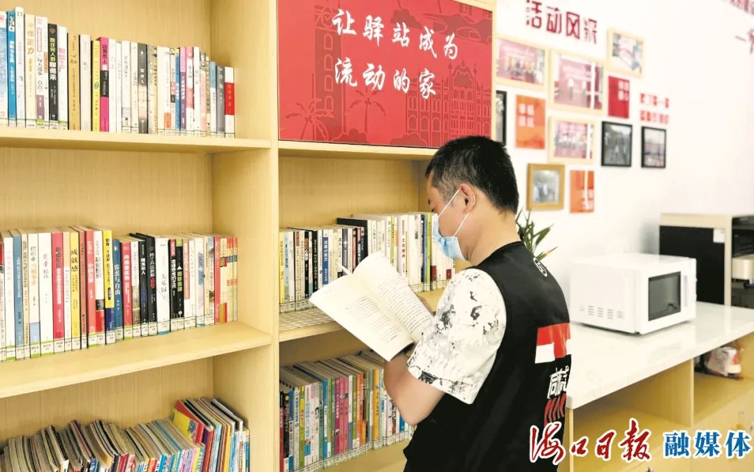 3月23日,龙华区图书馆吾悦广场分馆内,市民正在翻阅书籍.