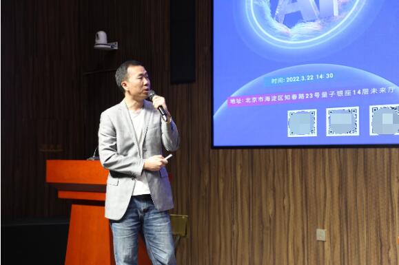 　　飞诺研发副总裁何晔发表演讲