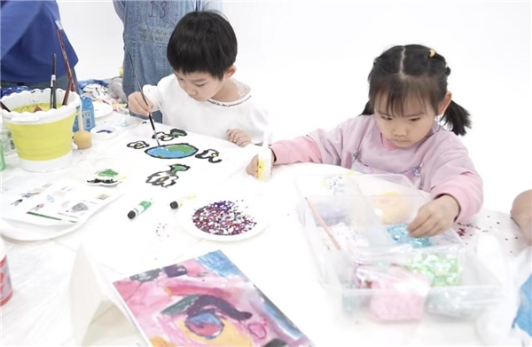 　　图：孩子们根据原创画作亲手设计服装