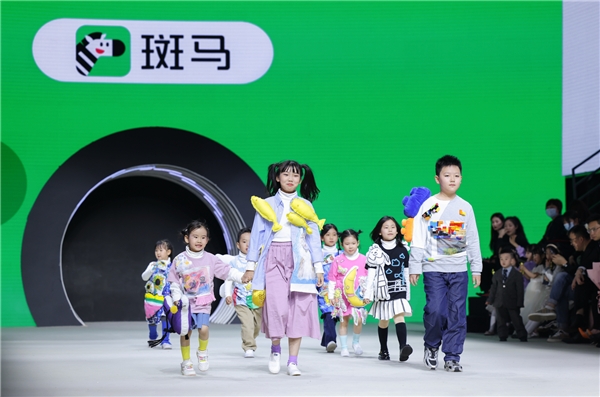 　　图：“未来艺术家们”在KIDS WEAR儿童盛典秀场