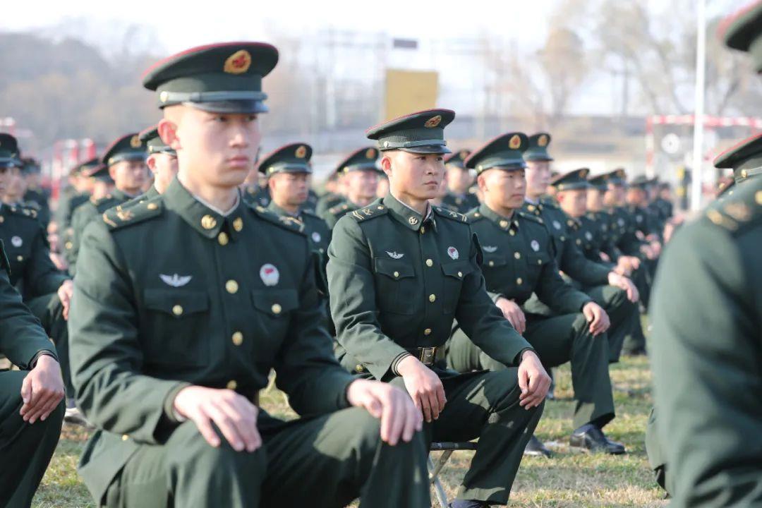 官兵坐姿端正.
