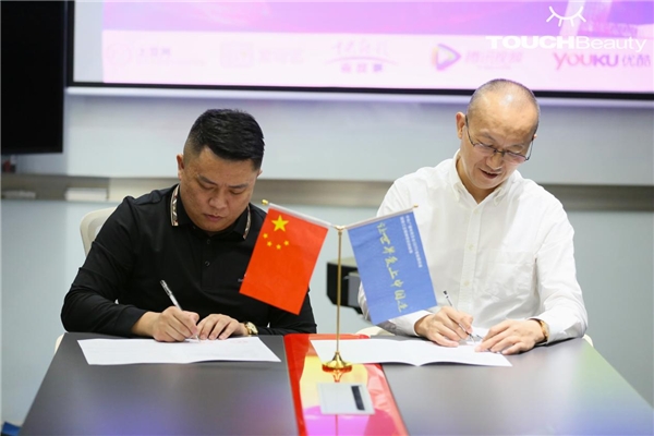 　　栏目总监制王主任(左)与渲美美健周董事长(右)