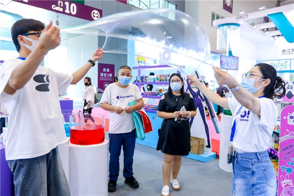 　　参展企业向买家展示产品(资料图片)