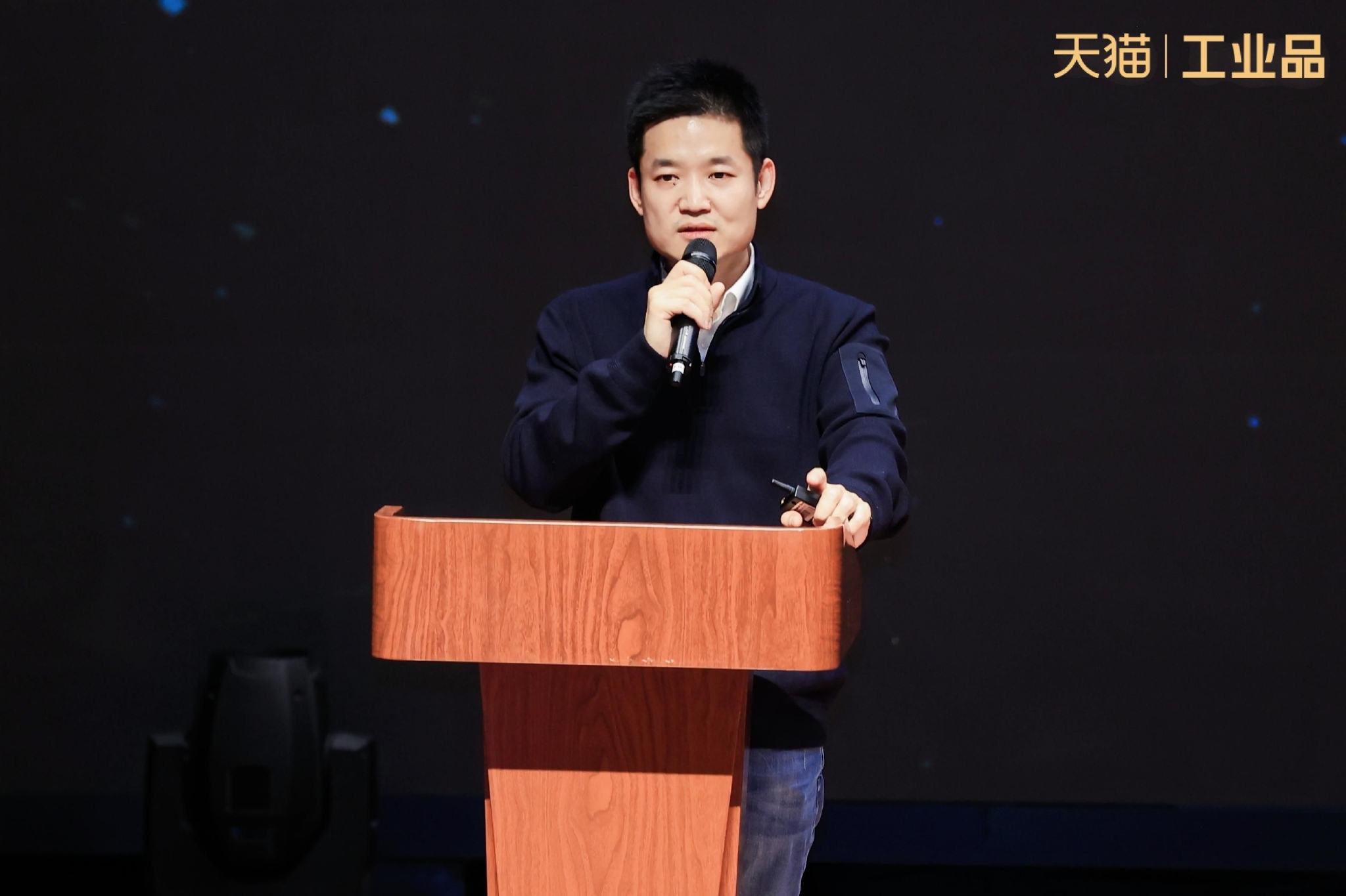 　　(图片1：淘宝天猫企业服务总经理张瑞在峰会现场)