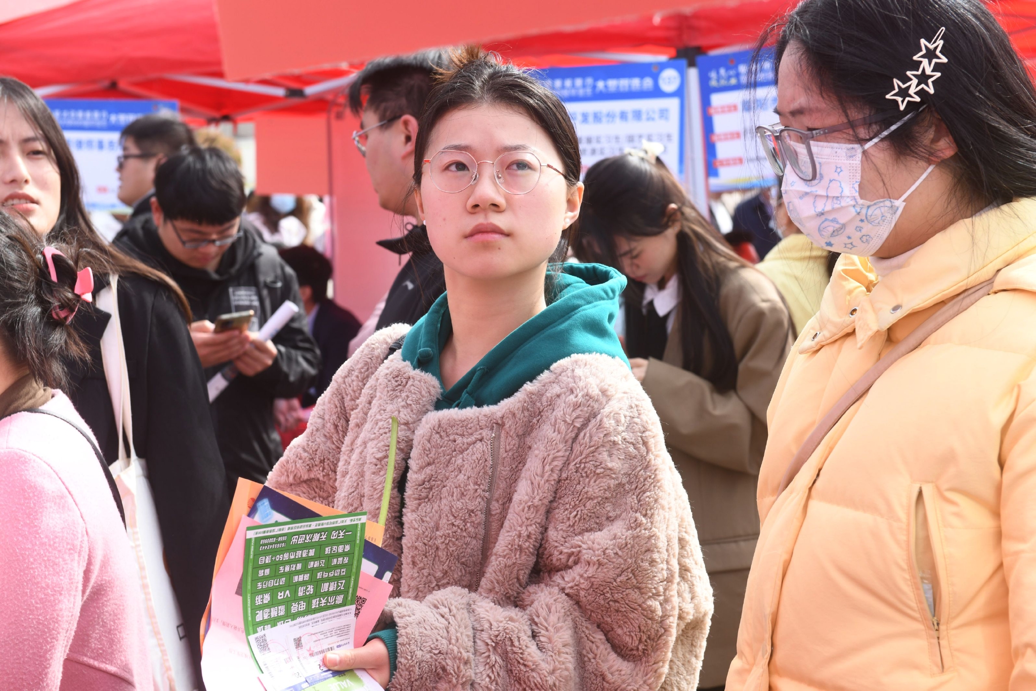 安徽省阜阳市,求职大学生正在双选招聘会现场了解招聘信息.王彪 摄