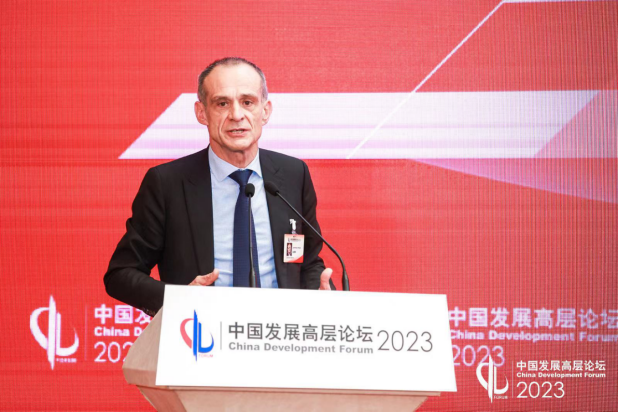 施耐德电气集团董事长兼首席执行官赵国华参加“制造业数字化与绿色化转型”议题讨论