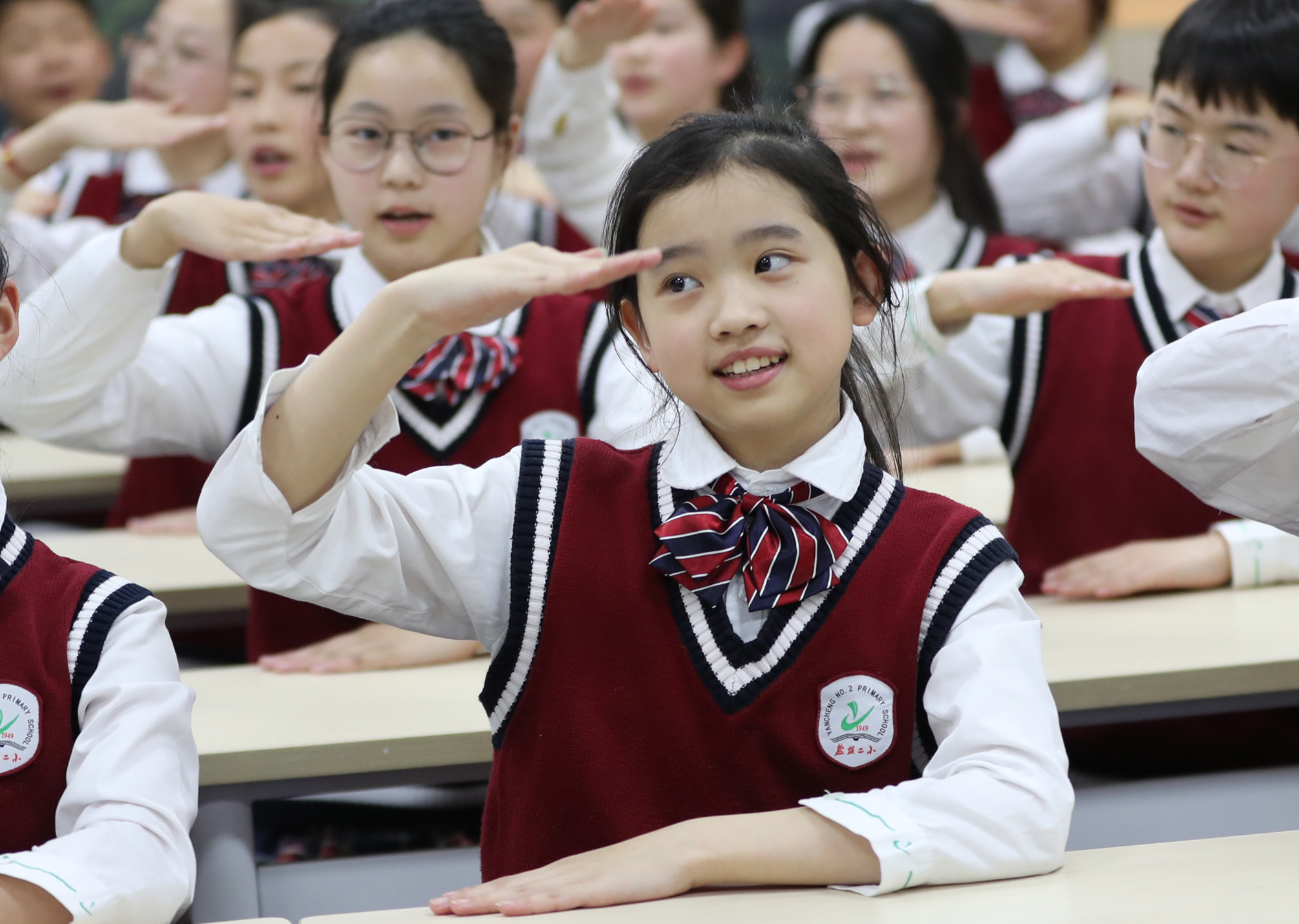 江苏省盐城市第二小学举行了主题为"指尖飞扬 舞动七彩童年"班级手势