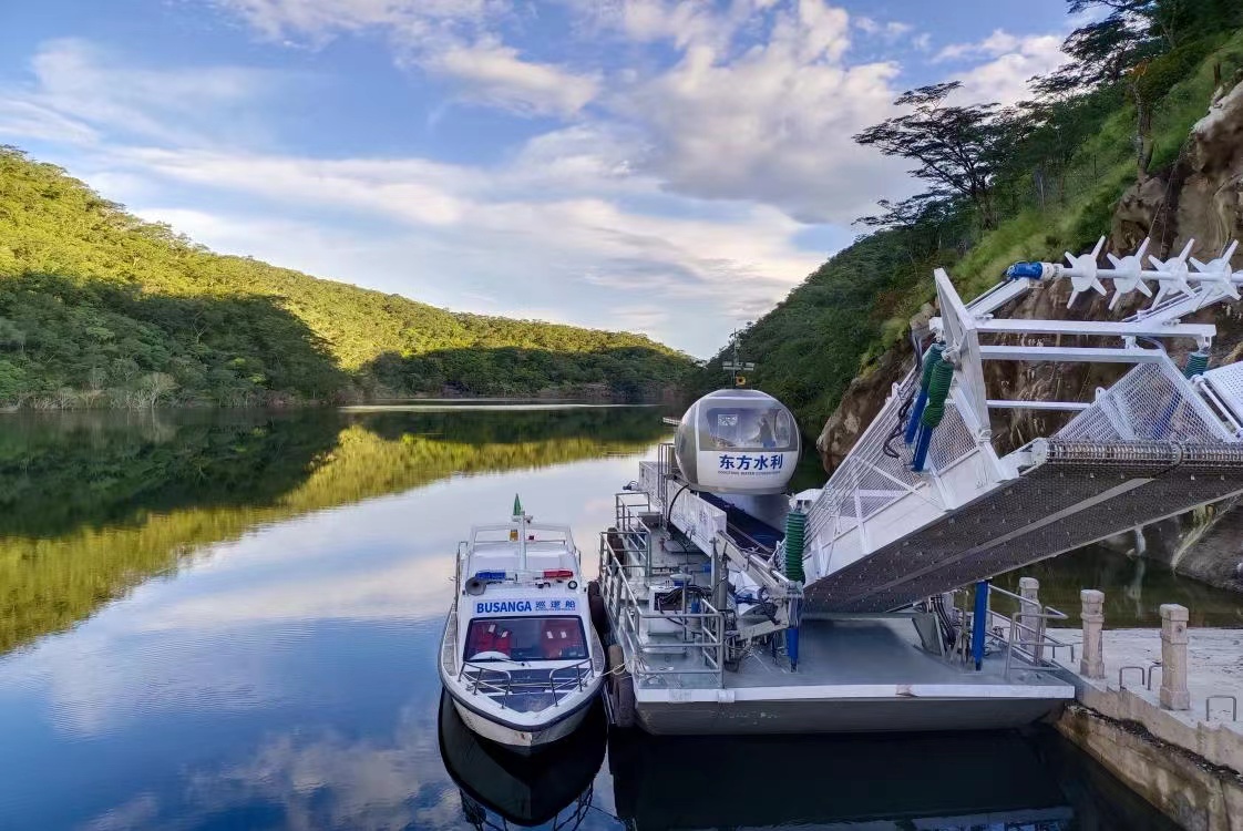 布桑加水电站下游两侧植被复绿
