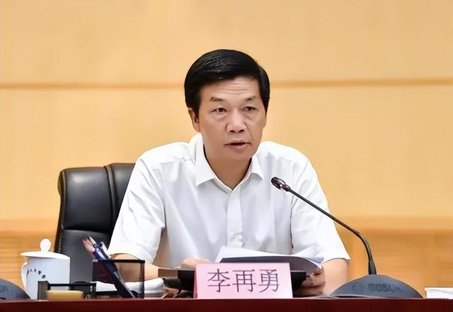 贵州务川人,曾任铜仁地委行署专员,贵阳市市长,六盘水市委书记等职