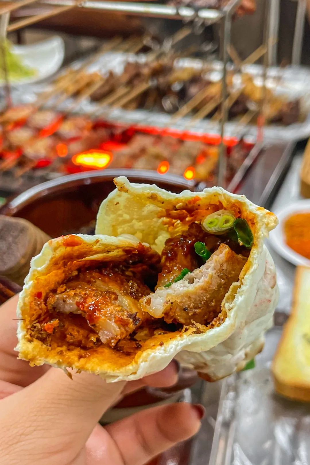 淄博小饼卷肉,只是山东烧烤宇宙的火炉子一角