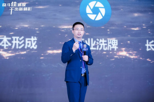 　　佳歌集成灶营销总经理黄成