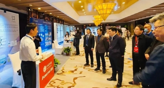 　　▲沈鹏博士为刘文强一行介绍公司情况