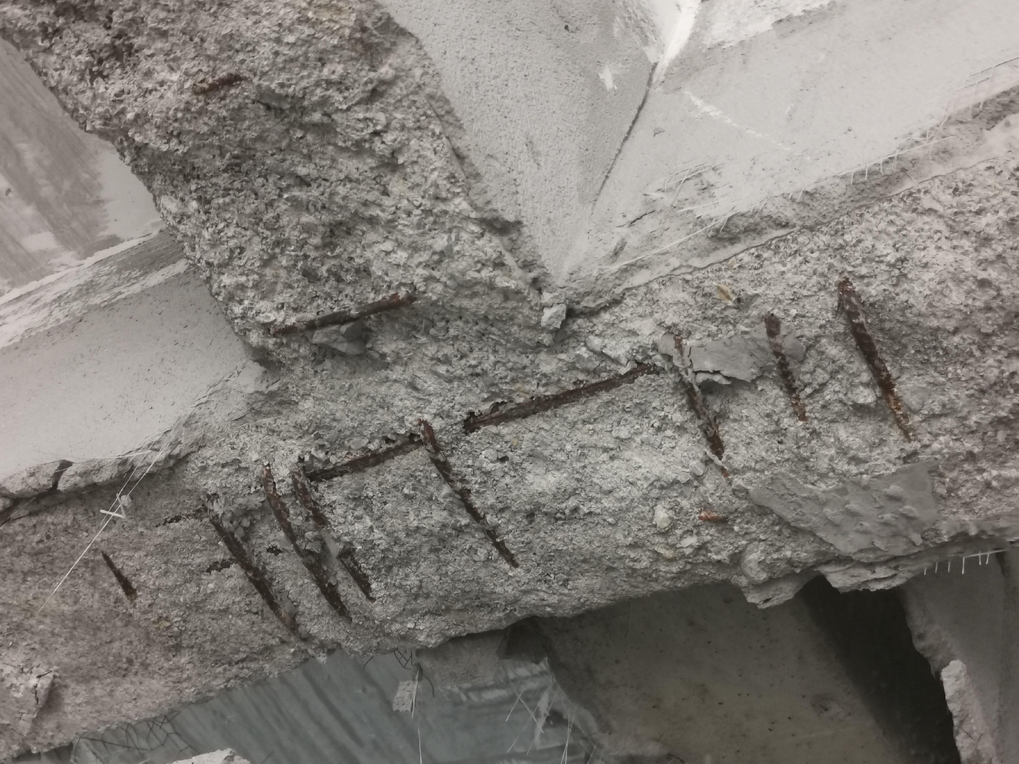 李女士家墙体上方的主梁钢筋外露,锈蚀严重.耿记安/摄