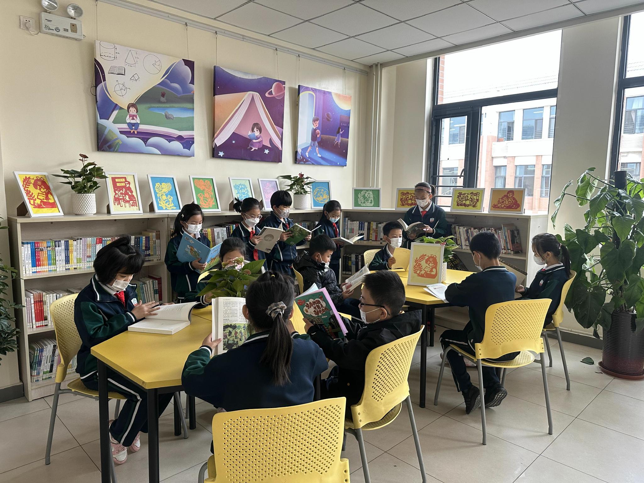 近日,天津经济技术开发区国际学校学生们在校园的阅读空间畅读