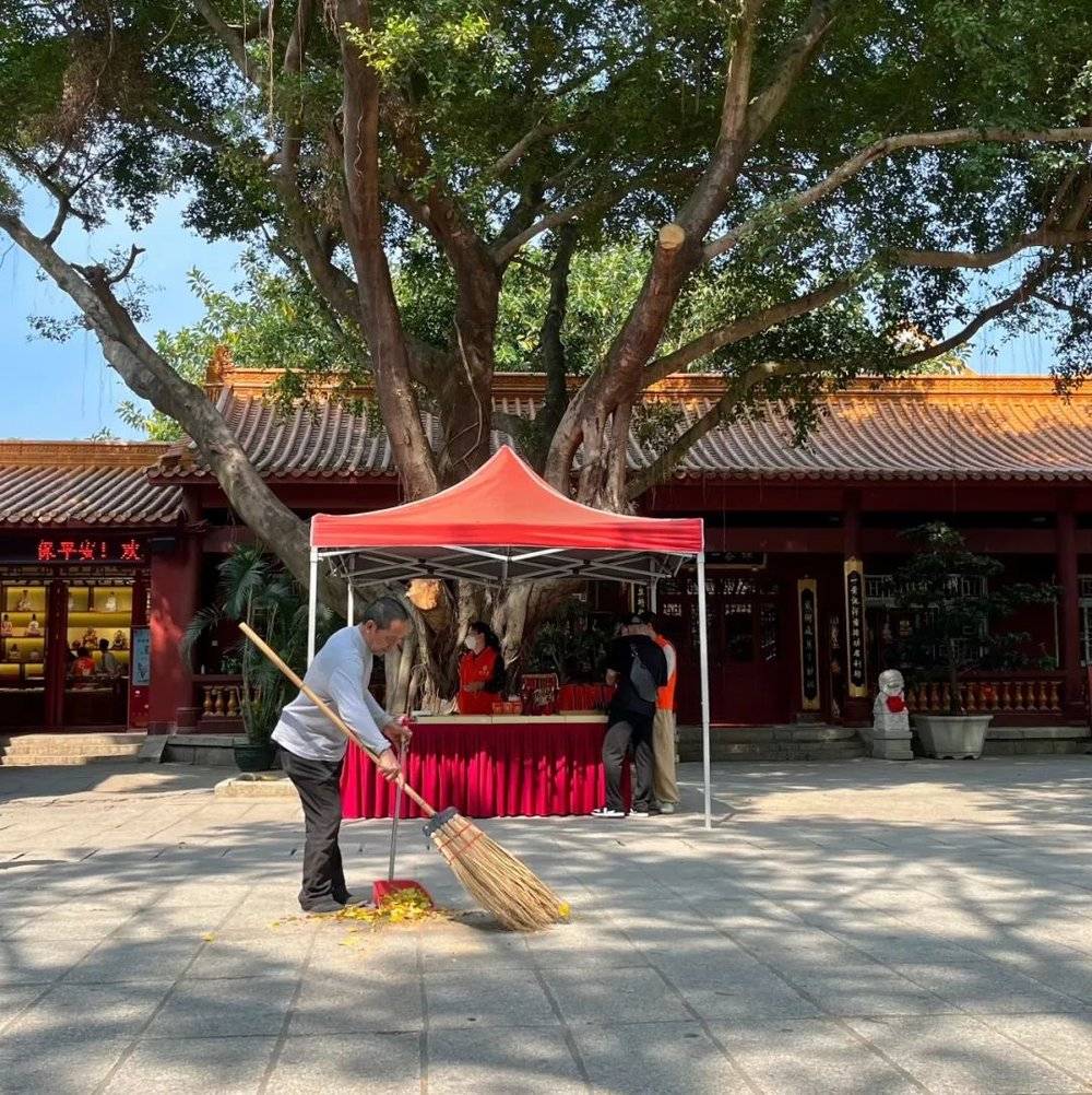 我在寺庙当义工吃斋念佛第二天我开始想念猪脚饭