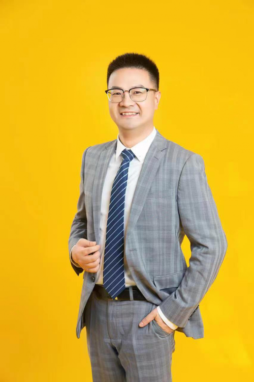 　　(图为“逆行者新材料”创始人蒋文建)