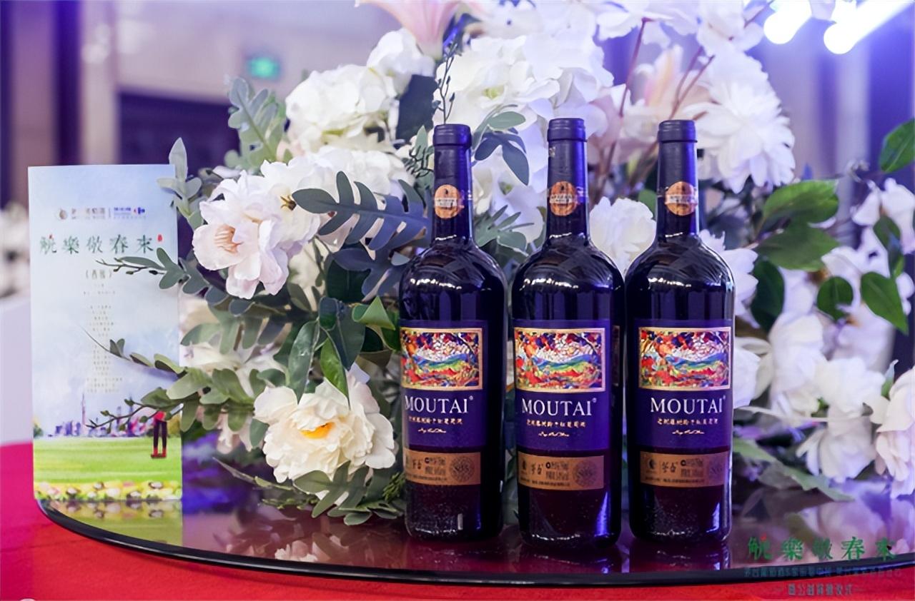 　　(图： “茅粉”齐聚家乐福茅台葡萄酒粉丝节)