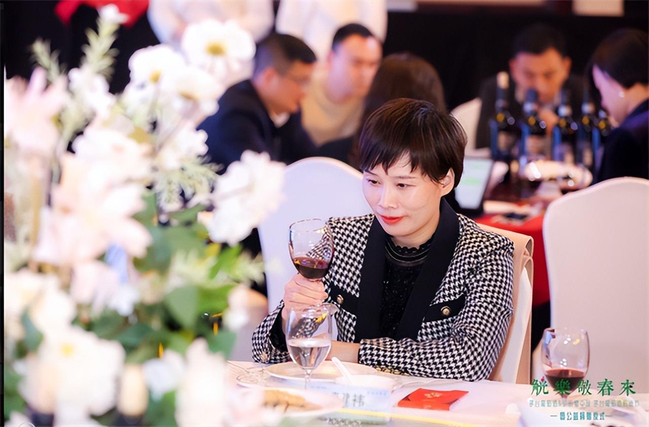 　　(图：品鉴师现场介绍葡萄酒品鉴知识与背后的文化)