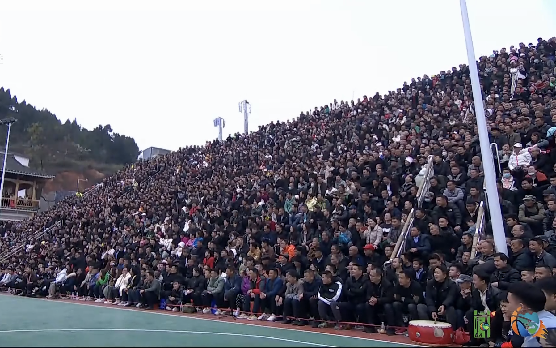 台盘村篮球场经改造扩建后,观众席达到两万多个.&nbsp; 视频截图