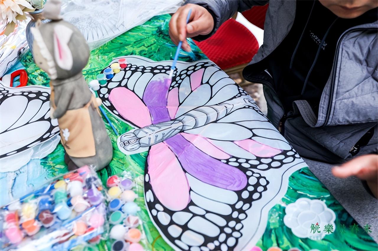 　　(图：风筝手作、春日露营等活动让茅粉们亲密互动)