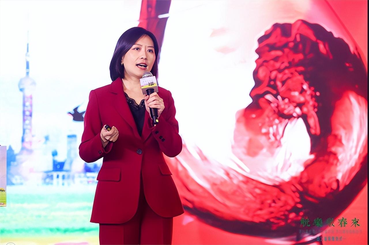 　　(图：品鉴师现场介绍葡萄酒品鉴知识与背后的文化)