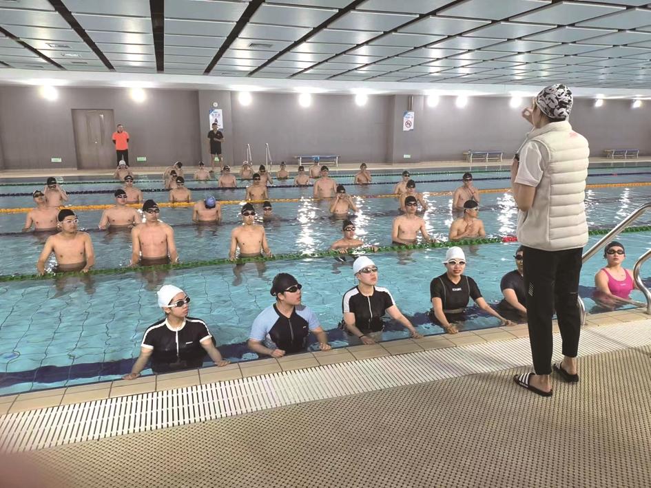 河北工程大学举行游泳公开课