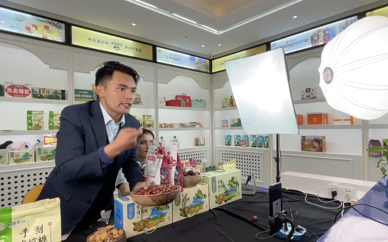 3月20日,新疆和田市邮政分公司员工首次在直播间里销售农产品.