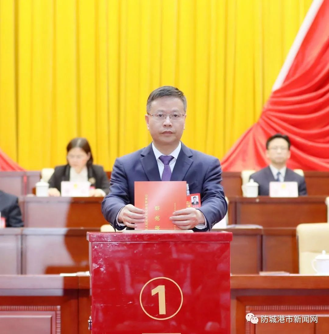 市委书记谭丕创参加投票.防城港日报全媒体记者 韦荣合 摄