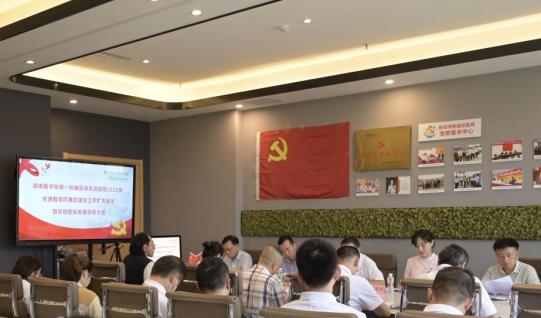 　　乐城先行区管理局纪委书记符干与乐城医院党员干部在一起