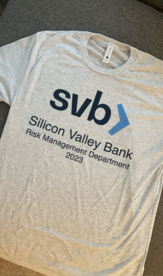↑Lit公司出售的搞笑T恤，文字为“硅谷银行风险管理部2023” 图源：Lit官网