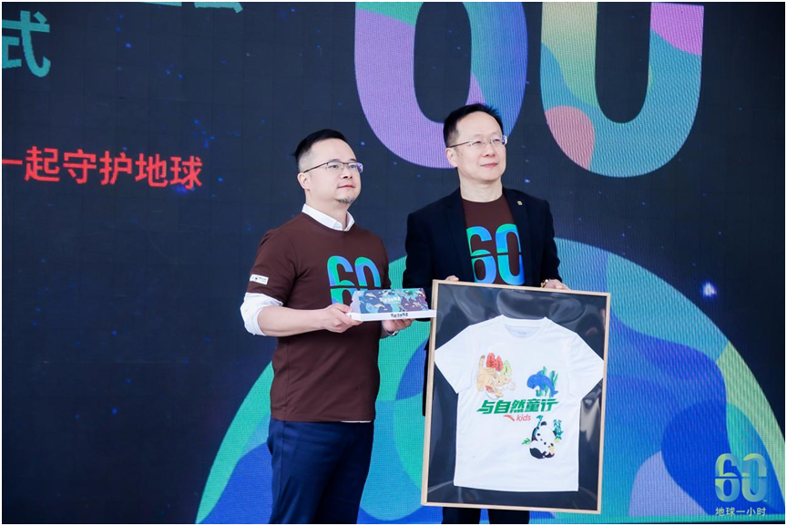 　　安踏儿童官宣与自然“童”行环保理念,安踏儿童品牌总裁黄涛(左一)与WWF北京代表处副总干事周非,双方交换礼物