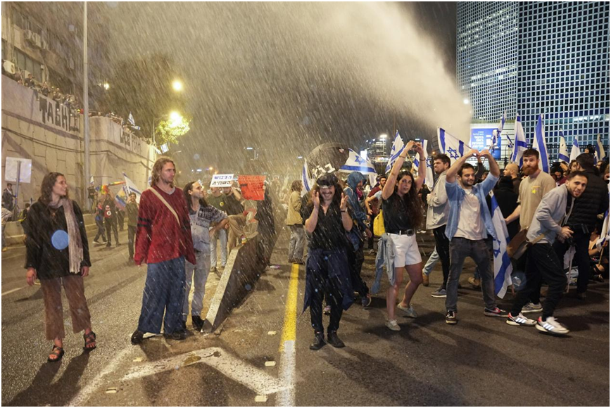 警方用高压水枪驱散示威者 图片来源：以色列时报